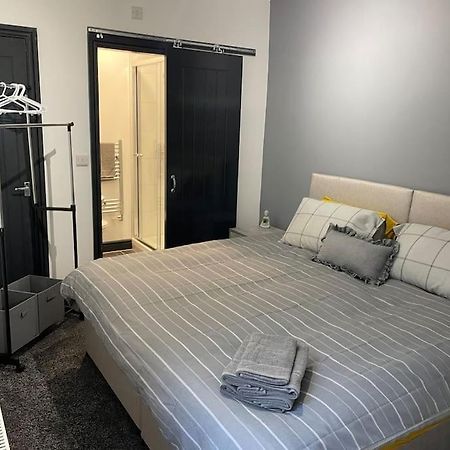 Modern Apartment With En-Suite & Private Kitchen Stoke-on-Trent المظهر الخارجي الصورة