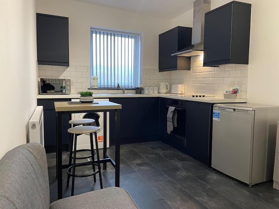 Modern Apartment With En-Suite & Private Kitchen Stoke-on-Trent المظهر الخارجي الصورة